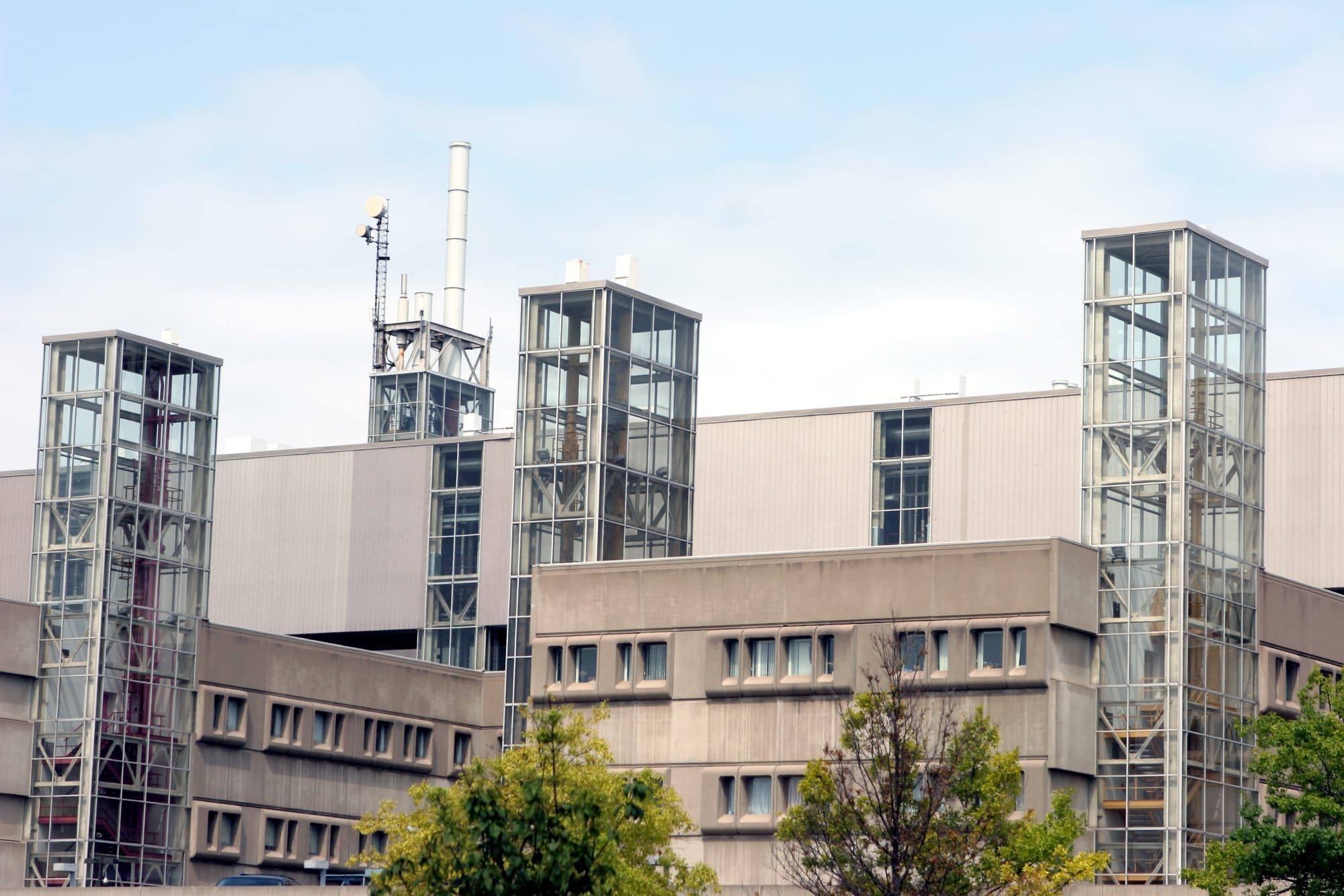 Außenliegende Stahl-Treppen- und Aufzugstürme an einem Gebäude
