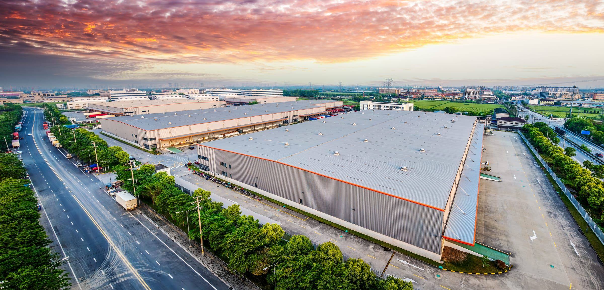 Luftaufnahme eines Industrie- und Logistikkomplexes in der Abenddämmerung