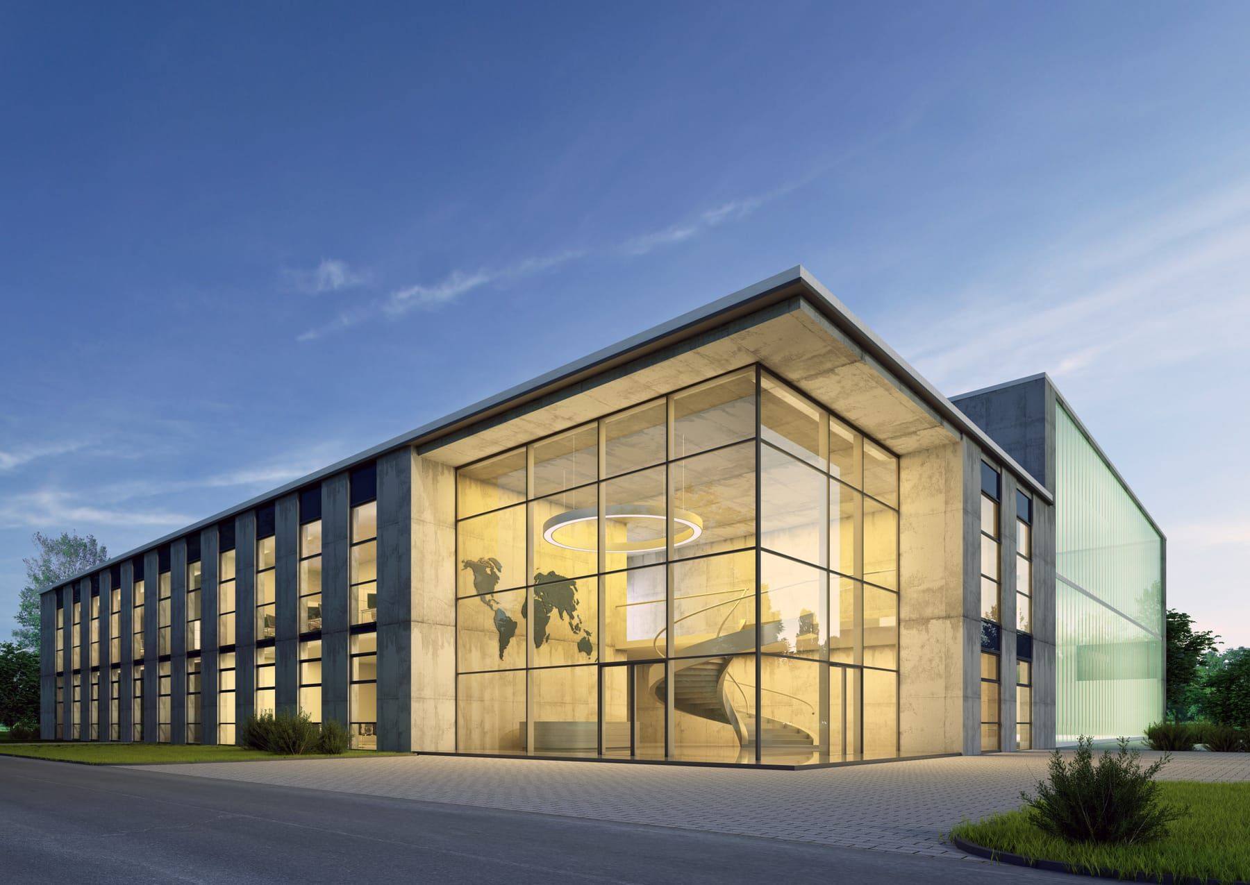 Modernes Bürogebäude mit Glas- und Holzfassade in der Abenddämmerung