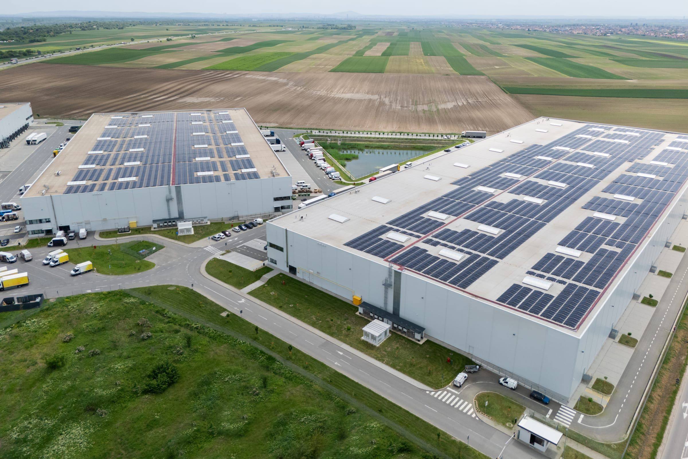 Luftaufnahme großflächiger Industrie- und Logistikhallen